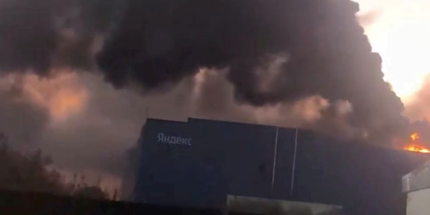 Bild från en video som sprids på sociala medier och som sägs visa torsdagens drönarattack mot Yandex datacenter i regionen Ryazan.