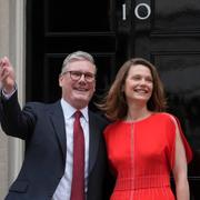 Keir Starmer med frun Victoria utanför 10 Downing Street. 