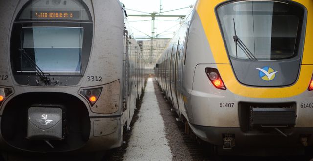 Tåg från Västtrafik till höger. FREDRIK SANDBERG / TT / TT NYHETSBYRÅN