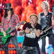 Axl Rose, i mitten, Slash, i hatten och Duff McKagan, till höger under en spelning på Glastonbury 2023.