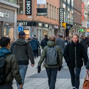 Människor på Drottninggatan i Stockholm.