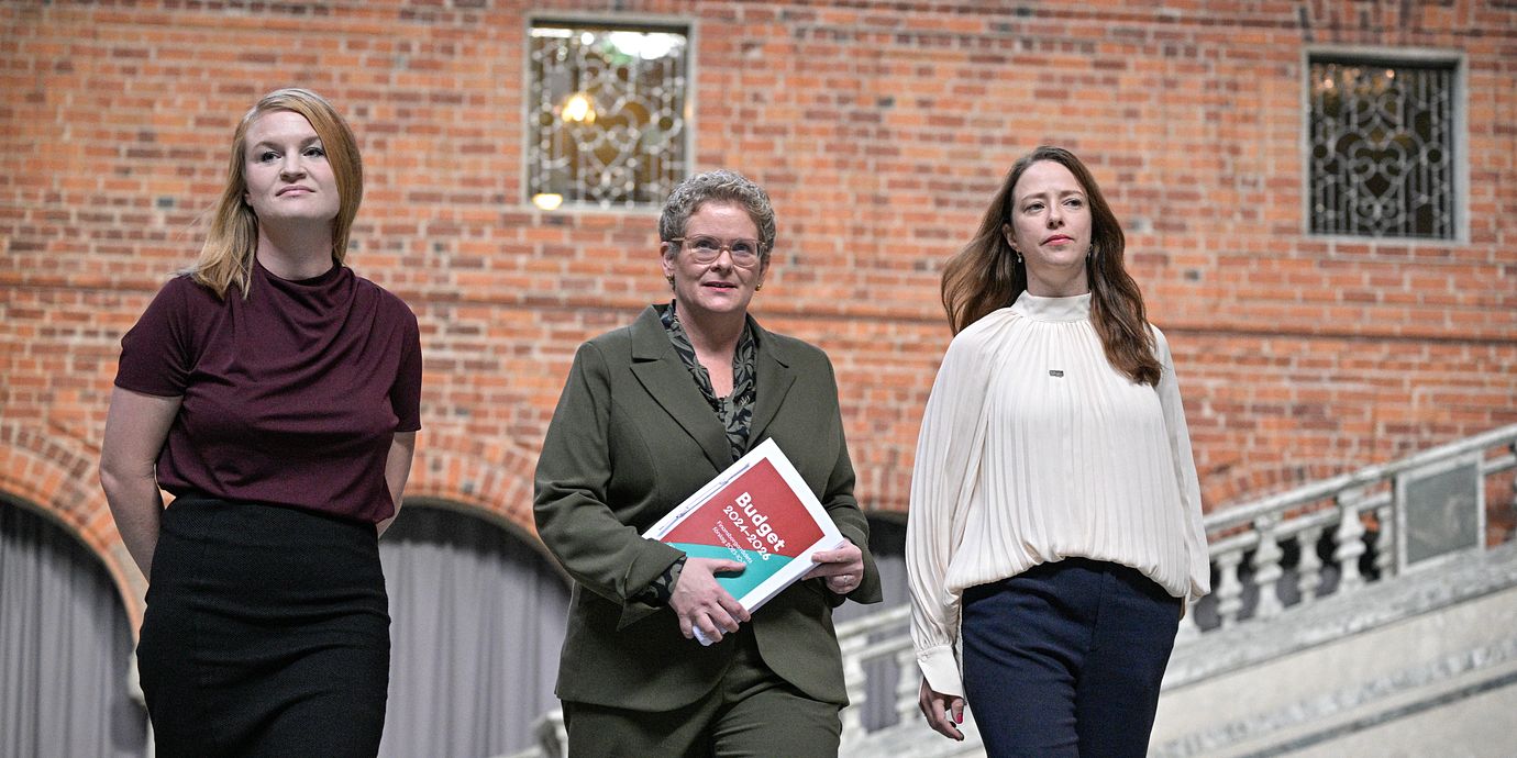 Det rödgröna styret i Stockholm tillsammans med bostads- och fastighetsborgarråd Clara Lindblom (V), finansborgarråd Karin Wanngård (S) och klimatborgarråd Åsa Lindhagen (MP).