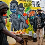 Väggar med information om smittan har målats av unga konstnärer i Kibera-slummen i Nairobi i Kenya. 