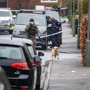 Polis med specialsökhund vid brottsplatsen.