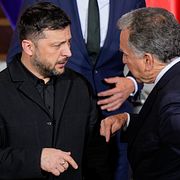 Volodymyr Zelenskyj tillsammans med USA:s särskilda sändebud Steve Witkoff i Berlin i december förra året.