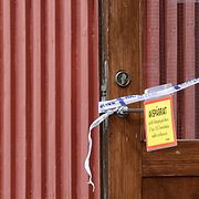 Polisavspärrningar vid huset i Eksjö, där flera personer påträffats allvarigt skaddade under torsdagsmorgonen.