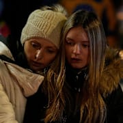 Människor på plats utanför baren, 2 januari. 