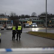 Polis utanför Risbergska skolan i Örebro morgonen efter skjutningen. 