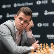 Magnus Carlsen under parti 2.