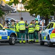 Polis och avspärrningar efter att fyra personer hittats med skottskador i Farsta i södra Stockholm i juni.