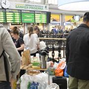 Flyktingar som anlänt med ett tåg från Malmö tar emot mat och hygienartiklar på Stockholm centralstation.