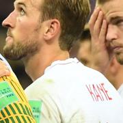 Förbundskapten Gareth Southgate kramar om målvakten Jordan Pickford. I bild även Harry Kane och Eric Dier.