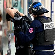 Polisen griper en ung man i franska Nancy.