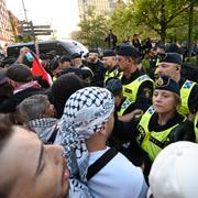 Demonstranter och poliser vidm Malmö Arena  i Malmö.