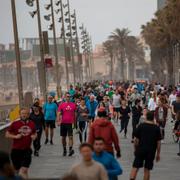 Folk på strandpromenaden i Barcelona efter att Spanien lättat på sina restriktioner.