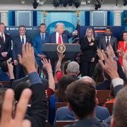 Trump talar inför ett stort medieuppbåd i  Vita huset i augusti.