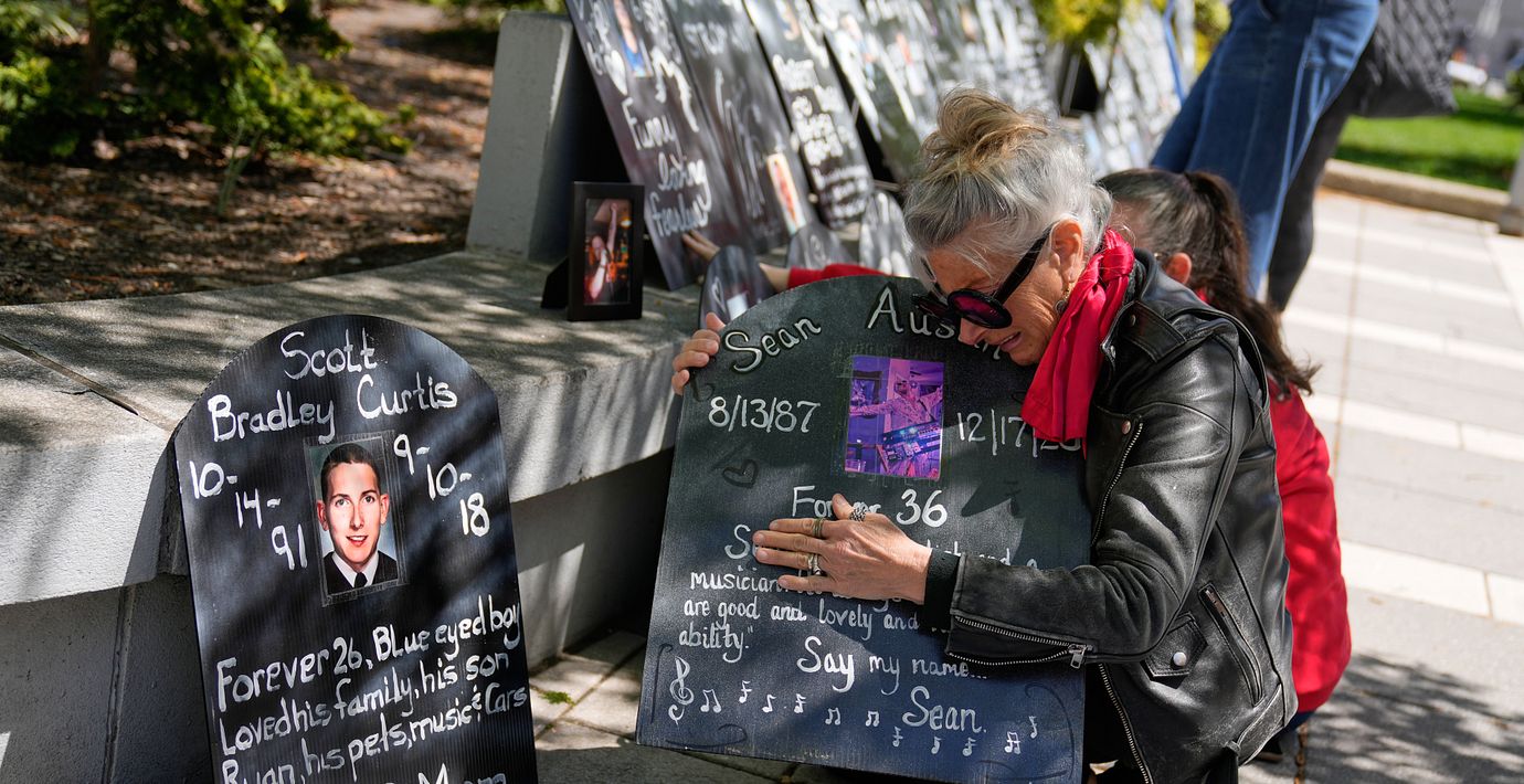 Offer för opioidkrisen namnges utanför domstolen i Austin i delstaten texas. Över 900 000 amerikaner befaras ha dött av  opioidöverdoser sen 1990-talet.