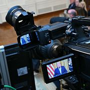 Kameror fokuserar på USA:s president Donald Trump under hans tal till nationen i natt.