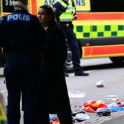 Ambulans och polis på plats efter att ett räcke på ett studenflak gett vika vid Heden i Göteborg.
