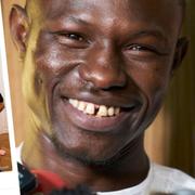 Mamoudou Gassama filmades under den spektakulära räddningen. Brandkåren presenterar sina nya rekryter på Twitter.