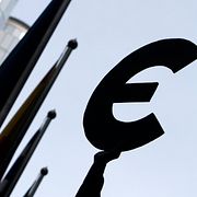 Kvinna håller upp eurosymbol utanför EU-parlamentet i Bryssel. Arkivbild.