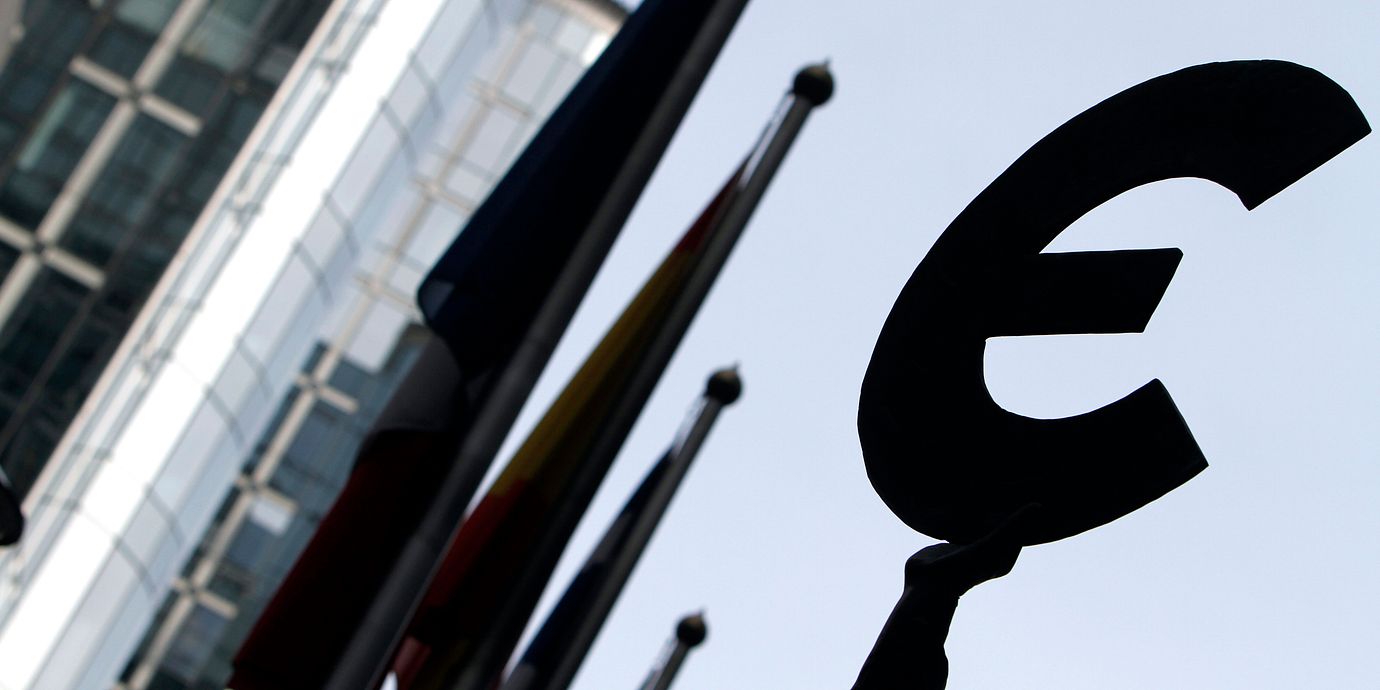 Kvinna håller upp eurosymbol utanför EU-parlamentet i Bryssel. Arkivbild.