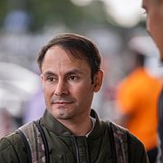 Nyans partiledare Mikail Yüksel valkampanjar i Rosengårds centrum i Malmö lördagen innan valet 2022.