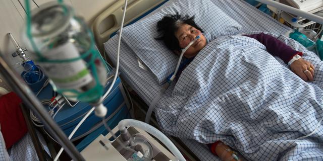 En kvinna vårdas för covid-19 på ett sjukhus i Fuyang i centrala Kina. AP