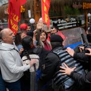 Poliser och demonstranter drabbar samman.