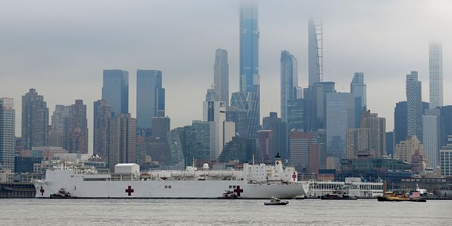 USNS Comfort utanför Manhattan. Seth Wenig / TT NYHETSBYRÅN