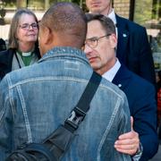 Statsminister Ulf Kristersson (M) under en minnesstund, manifestation, för den 43-åriga man som dödades i en skjutning i Farsta i lördags.
