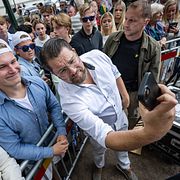 Jimmie Åkesson tar selfies med fans.