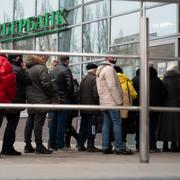 Människor står i kö för att komma in till Sberbank i Moskva, bild från 12 mars. 