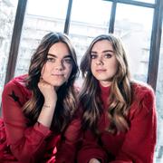 Systrarna Klara och Johanna Söderberg i First Aid Kit. Arkivbild.