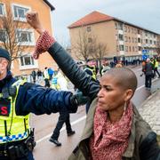 Människor protesterar mot nazistiska Nordiska motståndsrörelsens demonstration som tågade genom Borlänge på söndagen.