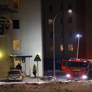 Fem personer har förts till sjukhus efter en brand i Rågsved i södra Stockholm. Det brann i en lägenhet och huset rökfylldes.