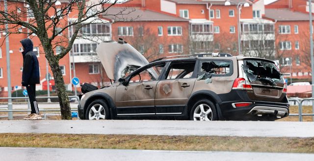 En utbränd civil polisbil efter vandaliseringar i samband med en demonstration i stadsdelen Skäggetorp i Linköping i våras. Stefan Jerrevång/TT