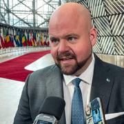 Landsbygdsminister Peter Kullgren (KD) på väg in till måndagens EU-möte i Bryssel.