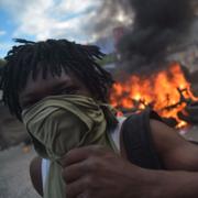 En demonstrant i Port-au-Prince.