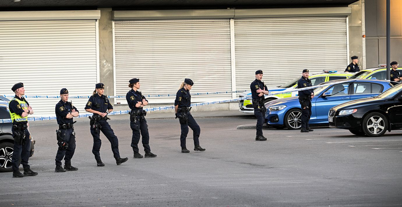 Poliser under en insats i Farsta, arkivbild från 2023.