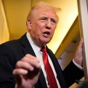 Donald Trump pratar med reportrar ombord på Air force one på söndagen.