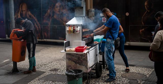Skenande matpriser får brasilianare att hitta mat på andra ställen. Rodrigo Abd / AP