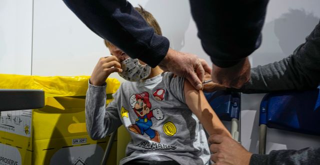 En nioåring i Frankrike får vaccin mot covid-19. Michel Euler / AP