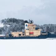 Sjöfartsverkets isbrytare Oden vid kaj i hamnen i Luleå.