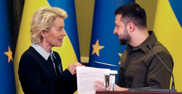 EU-kommissionens ordförande Ursula von der Leyen och Ukrainas president Volodymyr Zelenskyj.  Adam Schreck / AP