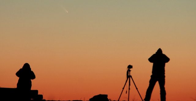 Arkivbild, människor spanar efter komet. P-M Hedén / TT