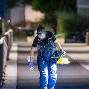 Arkivbild från 2 juli: Polis och kriminaltekniker arbetar på Bomgatan.