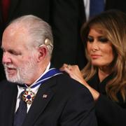 Rush Limbaugh får medaljen av Melania Trump.