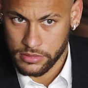 Neymar lämnar polisstation i Sao Paulo