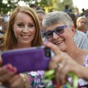 Maud Olofsson tar en selfie med Annie Lööf under Almedalsveckan 2018. 